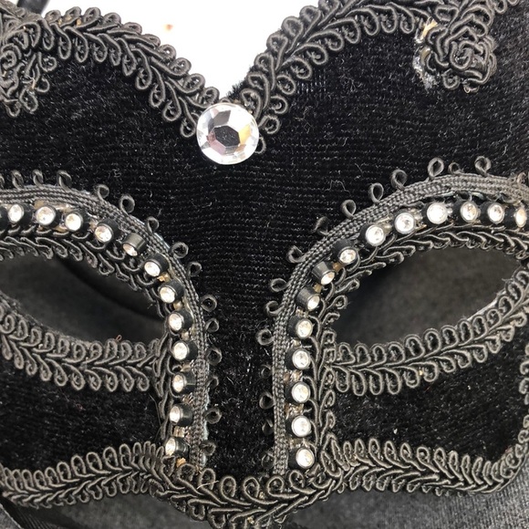 Masquerade Velvet Mask with Rhinestone detail. - Picture 8 of 8